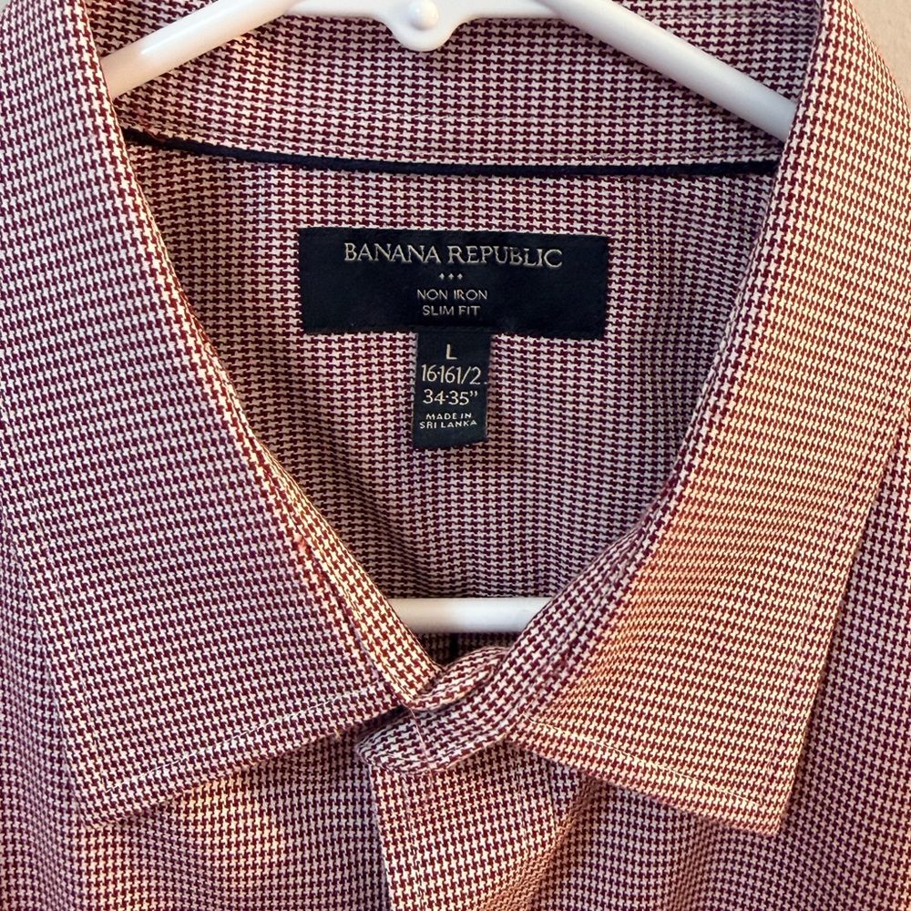Banana Republic Men's Houndstooth button up Red  Longsleeve No-iron shirt.